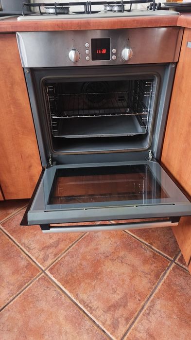 Vând pachet cuptor electric incorporabil Bosch HBN230250E și plita pe