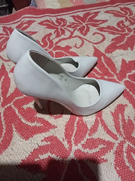 Vând pantofi cu toc de 5 cm folosiți o singura data fără defecte