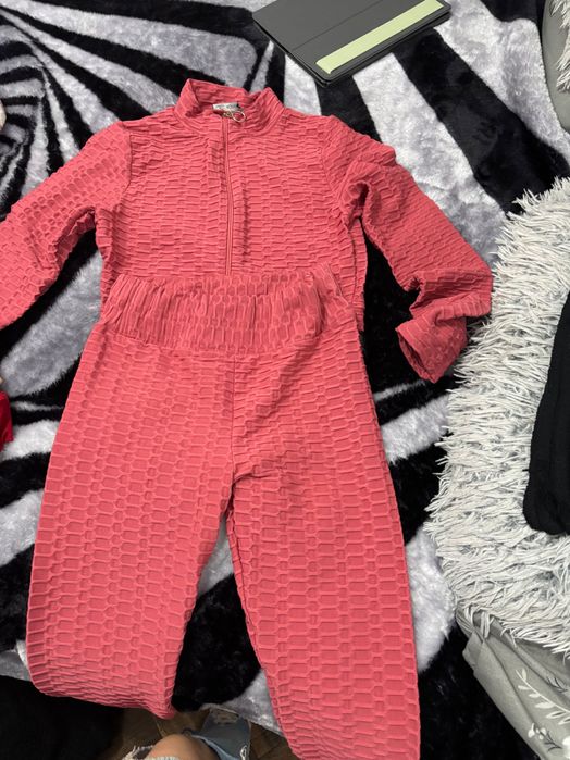 Compleu cu top și pantaloni