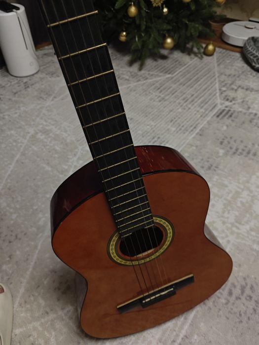 Продам акустическую гитару