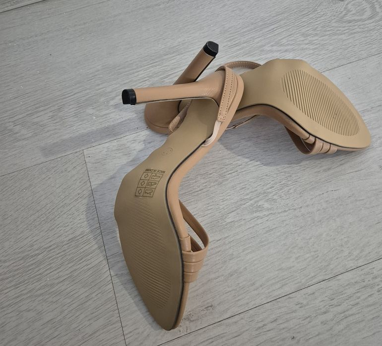 Sandale noi cu toc ,mărimea 37