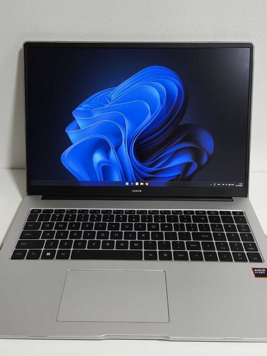 Honor MagicBook x16 Plus 2026 2.5K 120Hz/Ryzen 7 8845HS/32GB