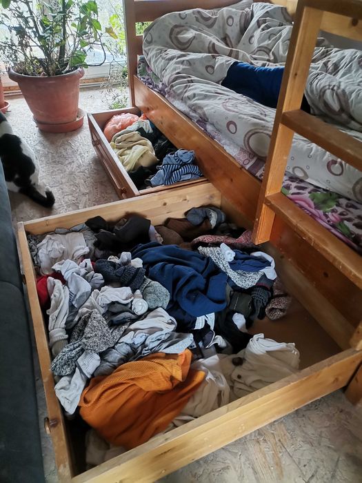 Масивно дървено двуетажно легло с чекмеджета и матраци