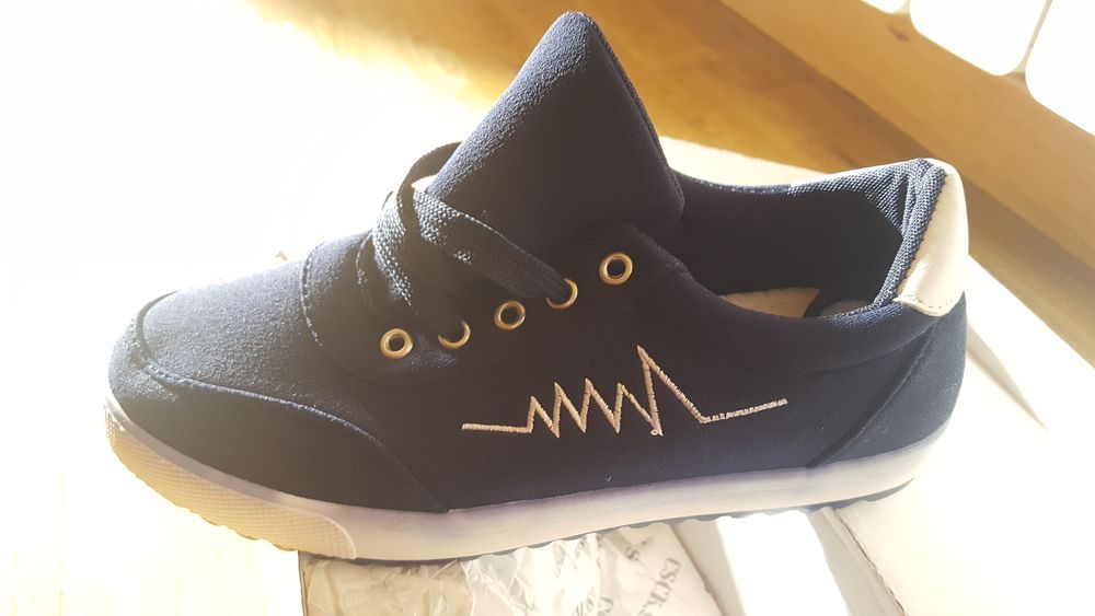 Pantofi sport. Noi. Livrez personal în Sibiu. Trimit curier