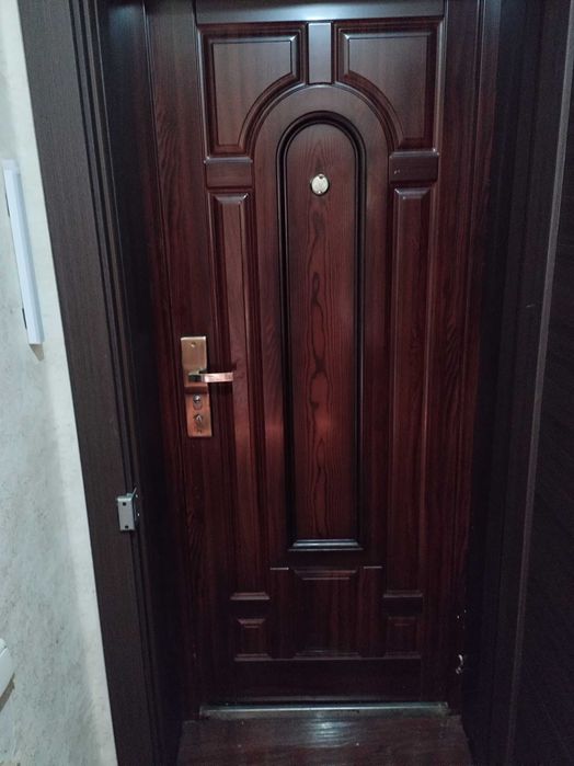 продам железную дверь