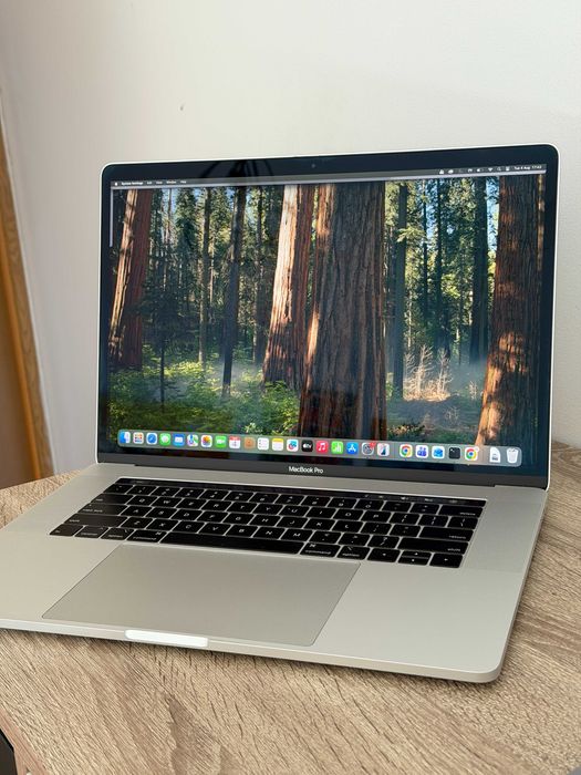 MacBook Pro 15 inch 2018, i7, 16 GB RAM, SSD 512 GB