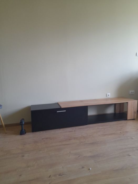 Тв шкаф-черен и дърво