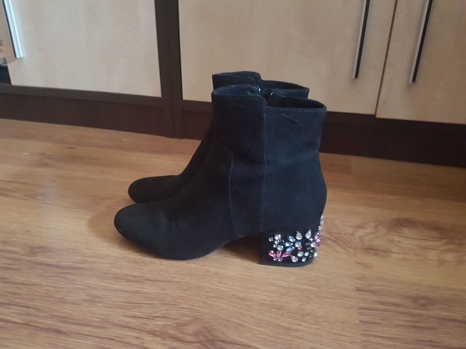 Botine negre cu pietre colorate pe toc 5 cm marimea 36