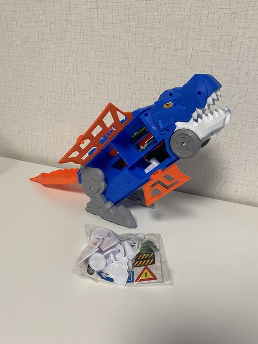 Дино камион и 3 колички - 2 в 1- писта, автовоз