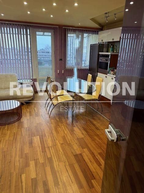 Дава се под наем Тристаен апартамент в Варна, Център - 100 кв.м за 847.62 € - Снимка #1