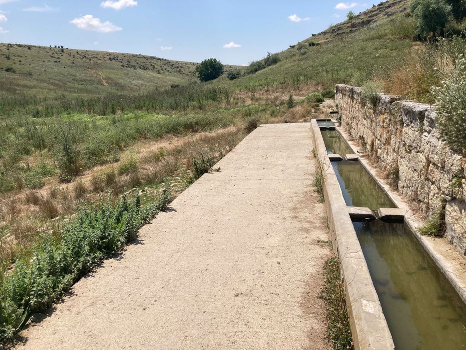 Casa si doua hectare intravilan