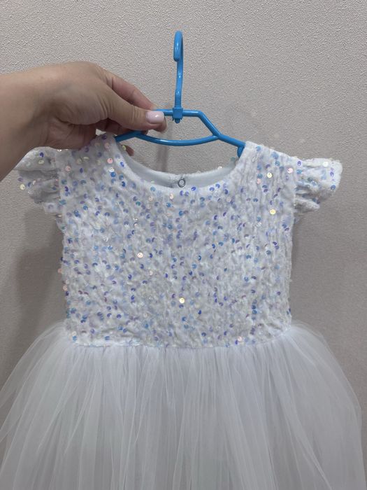 Продам нарядное платье для девочки