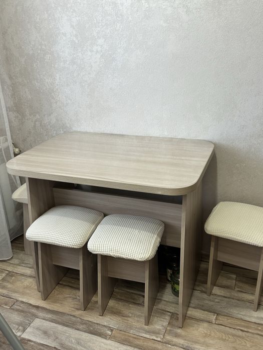 Продам стол и 4 табурета