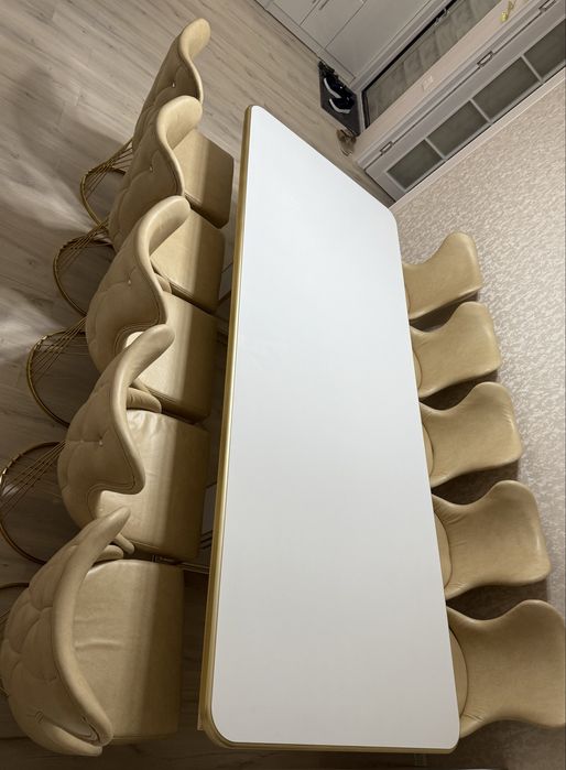 Мягкая мебель (стол и стулья) на 10 человек в стиле хай-тек. Новая