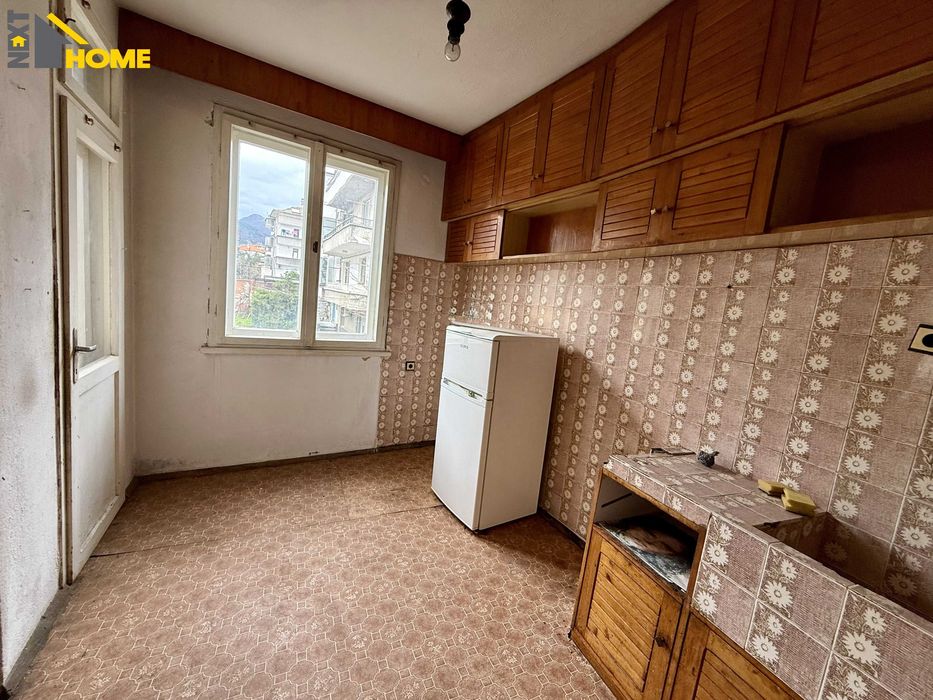 Просторен тристаен апартамент (етаж от къща) до стадиона