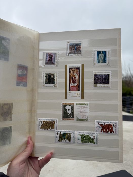 Голям класьор с различни пощенски марки