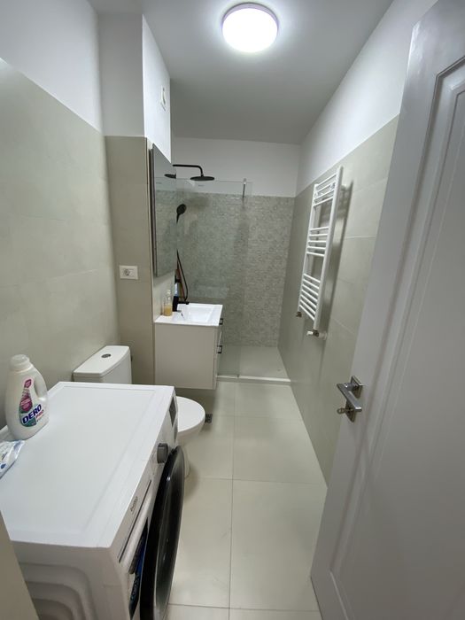 Închiriez apartament cu doua camere.