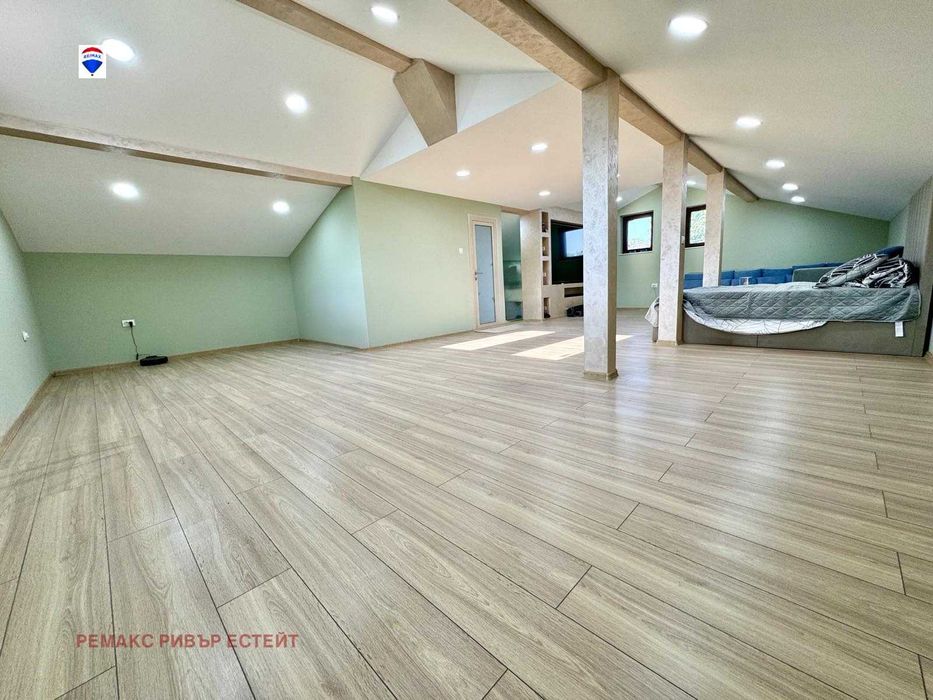 Къща на три етажа за продажба кв. Средна кула