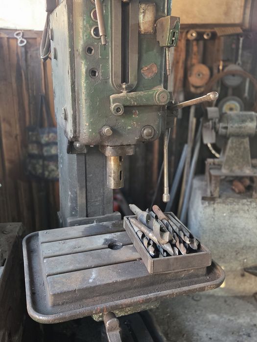 Mașină de gaurit industrială