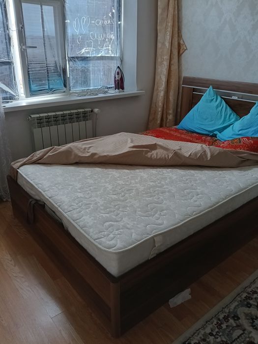 Двухместное кровать с матрасом