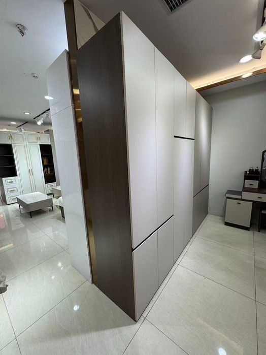 Гардероб прахово боядисан черен металик и бял гланц на плъзгане с блум