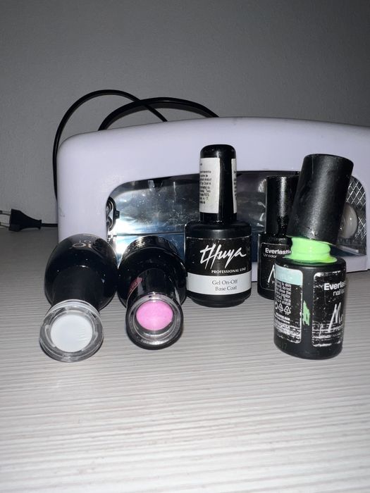 2 Lampi UV si kit pentru semipermanent