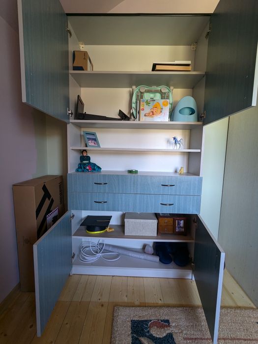 Dulap cu sertare și rafturi