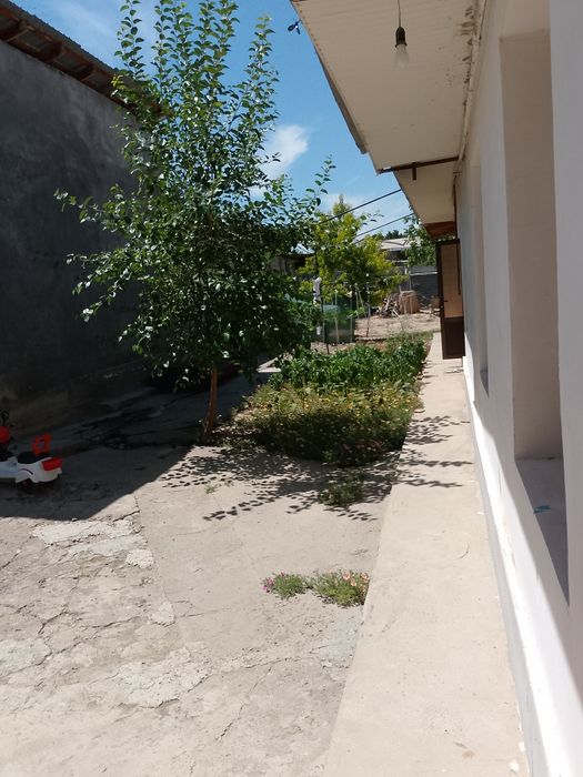 Hovli uy sotiladi