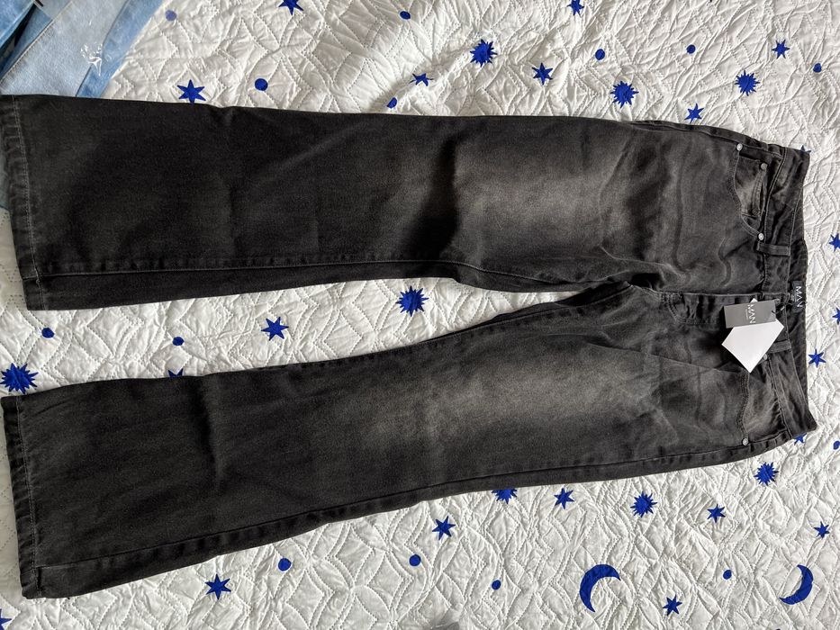 Vand blugi noi cu eticheta boohooman