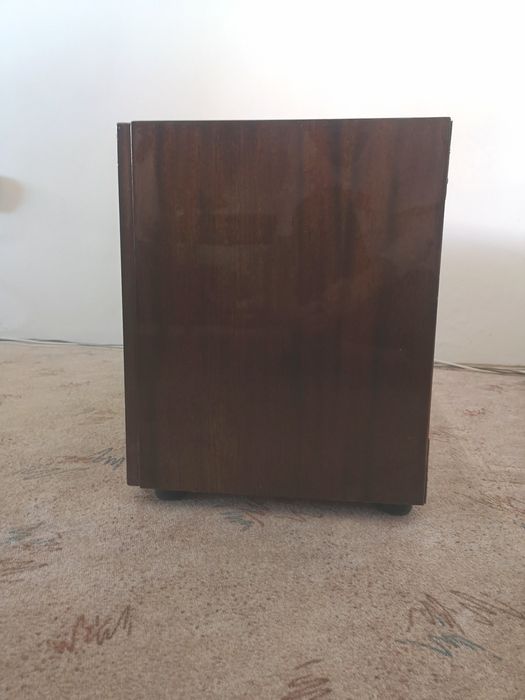 Продавам фунировано шкафче с един рафт. .