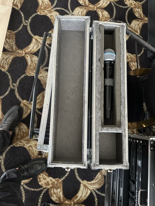 Vand Tascam cu tot cu case!Are preseturi ,tot ce trebui pentru cantat!numai case-ul a fost facut pe comanda si a costat 900ron!