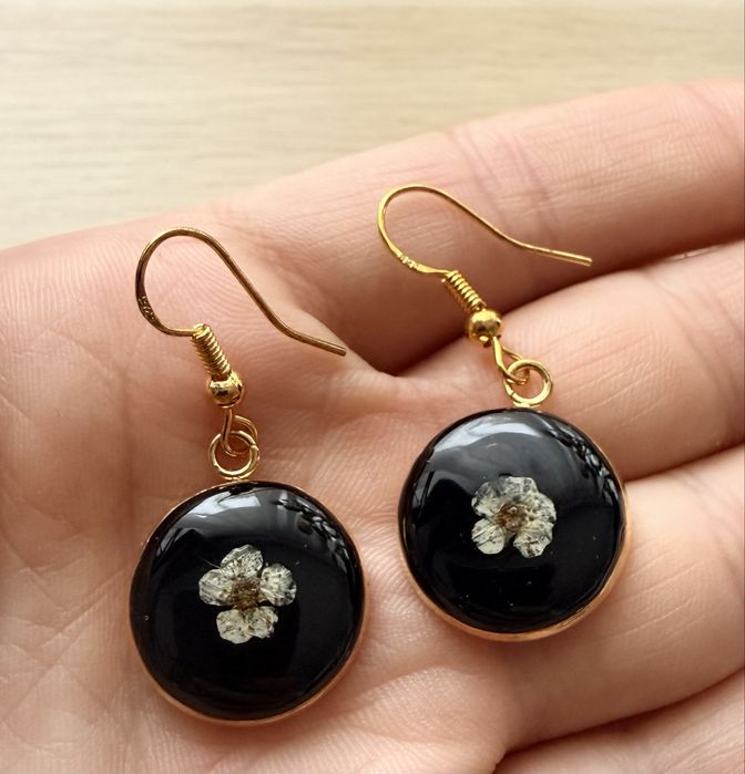 Cercei handmade cu flori naturale si rasina