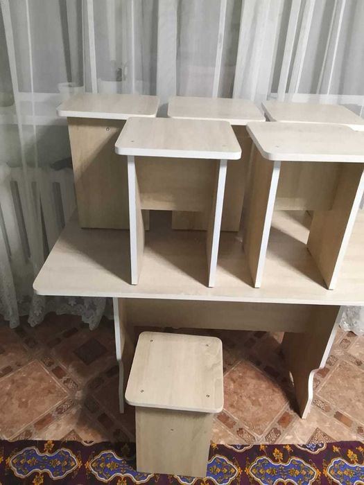 Кухоннный стол и табуретки