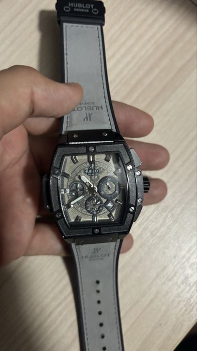 Часы Hublot.