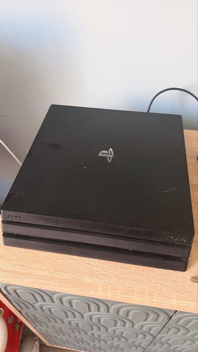 Продаю ps4 и два джойстика в комплекте