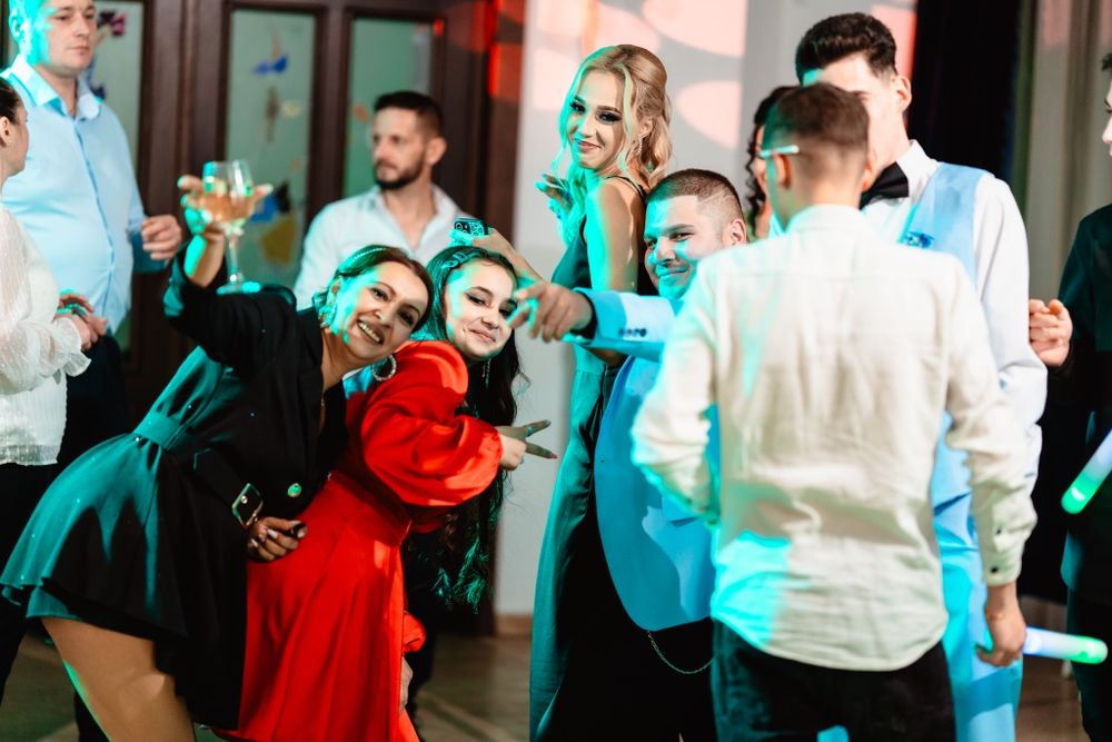 Dj RMN- Dj licențiat cu experiență in Evenimente , Resorturi , Cluburi (fum , lumini , foto-video , sonorizare premium) jud :Prahova si altele