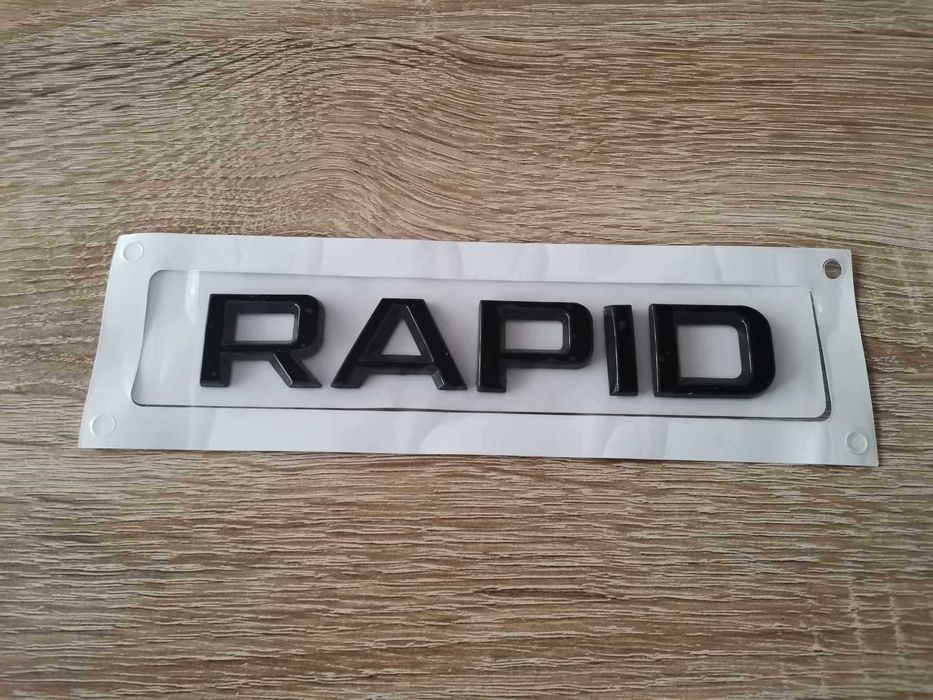 черен надпис Skoda Rapid емблеми