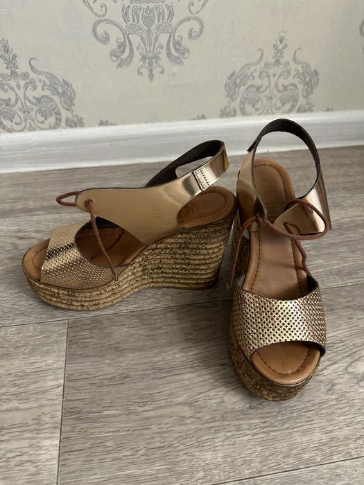 Продам босоножки на платформе