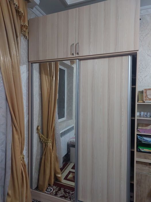 Shkaf sotiladi urungan joylari bor.