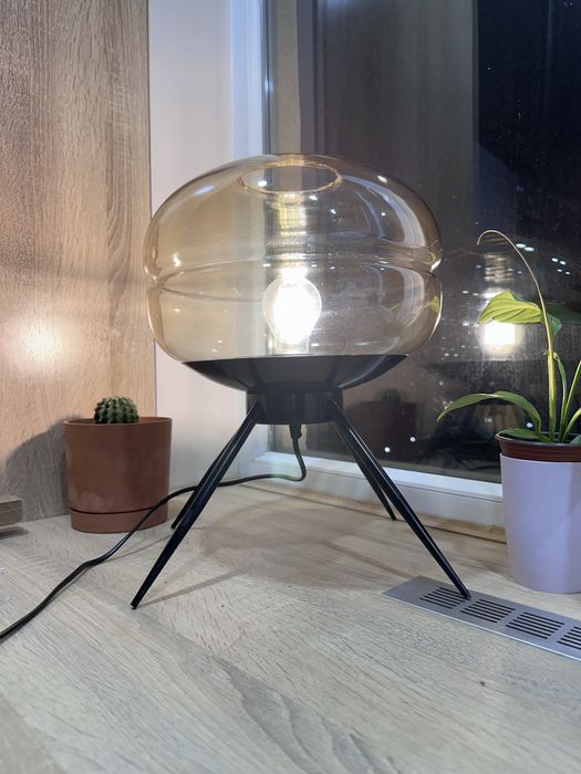 Интерьерная настольная лампа