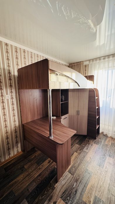 Подрастковая кровать , шкаф , стол