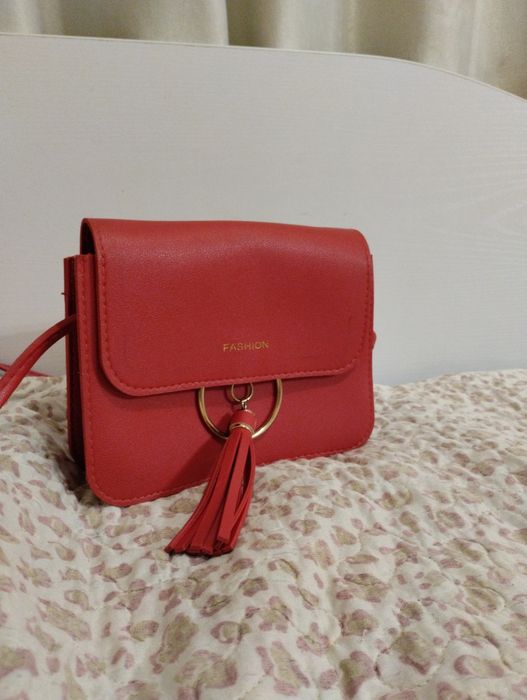 Продаю красную сумку
