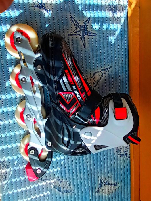 Ролери в:червен,черен и бял цвят.Номера от 39 до 42