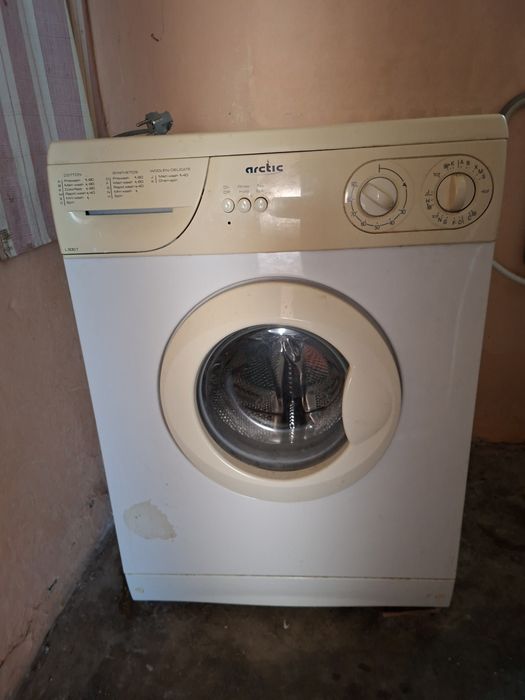 Materiale construcții din demolări, uși, ferestre, porți, sarma ghimpata și mașină de spălat,