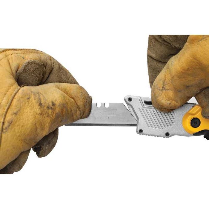 Нож макетен сгъваем DeWALT DWHT10429-0