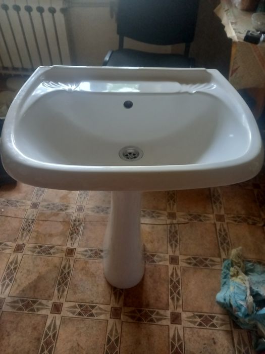 Продам раковину с пъедисталом б/у. Крепление 17,5 см. Высота 84 см.
