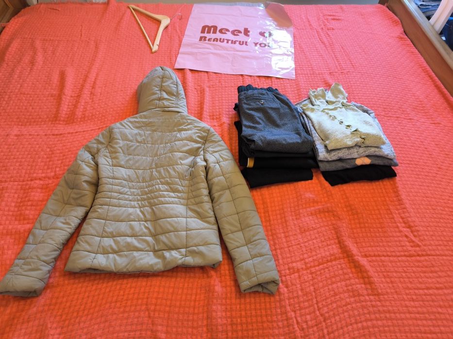 Lot haine, 11 buc, mărime S,pantaloni 5 buc, 1 geaca de toamna,3 pulo