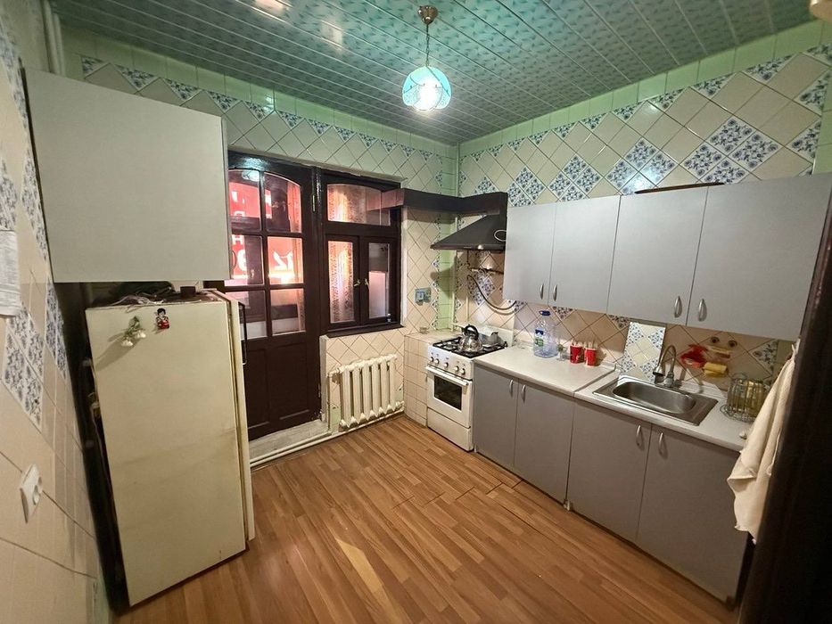 Квартира 2-ком. 65м² средний ремонт этаж 5/9 м.Ойбек ор-р Datum Parfum