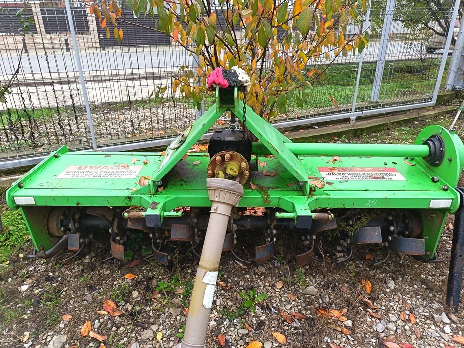 Vând tractor  U650  și   freza Bomet