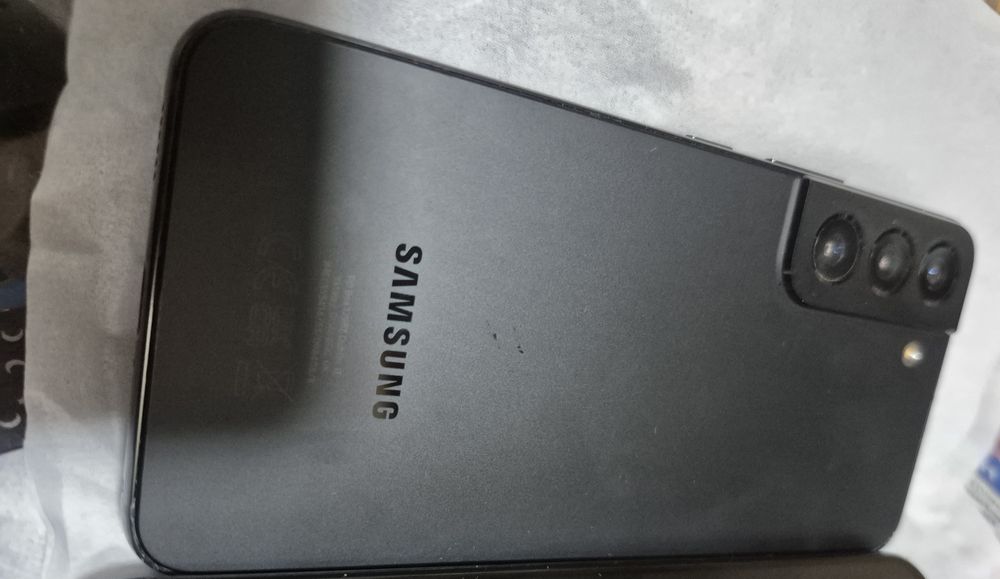 Telefon Samsung S 22 impecabil ca nou  folosit ocazional nu se mai incarca Am înțeles ca ar fi placa de bază. Are folie din sticla pe față  .